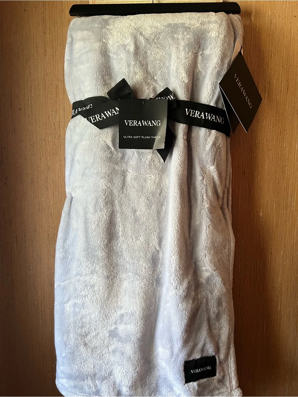 Vera Wang Ultra Soft Plush Throw - Light Blue 60x70 inches 109% polyester New.